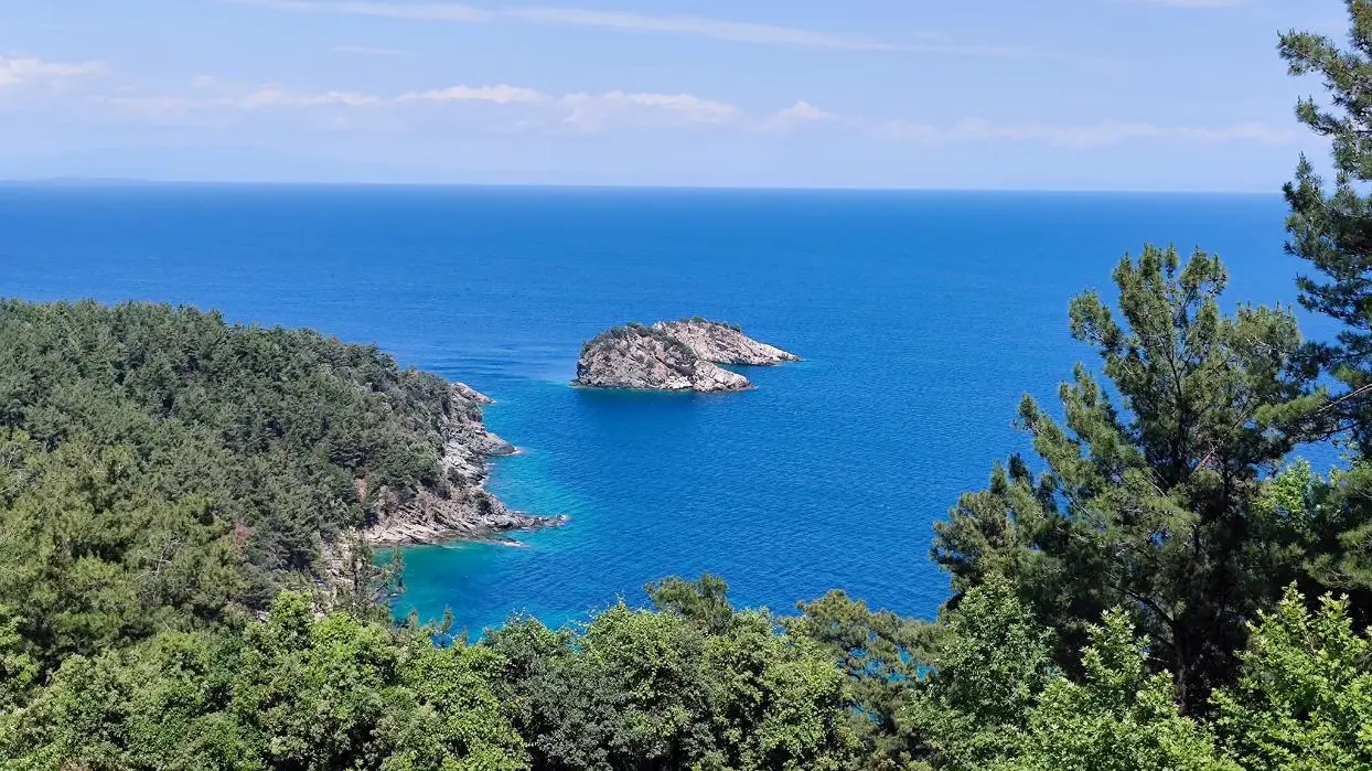 Θέα προς τη θάλασσα και το νησάκι Κραμπούσα
